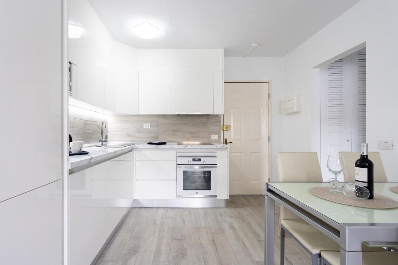 Castle Harbour Apartment Arona  Ngoại thất bức ảnh