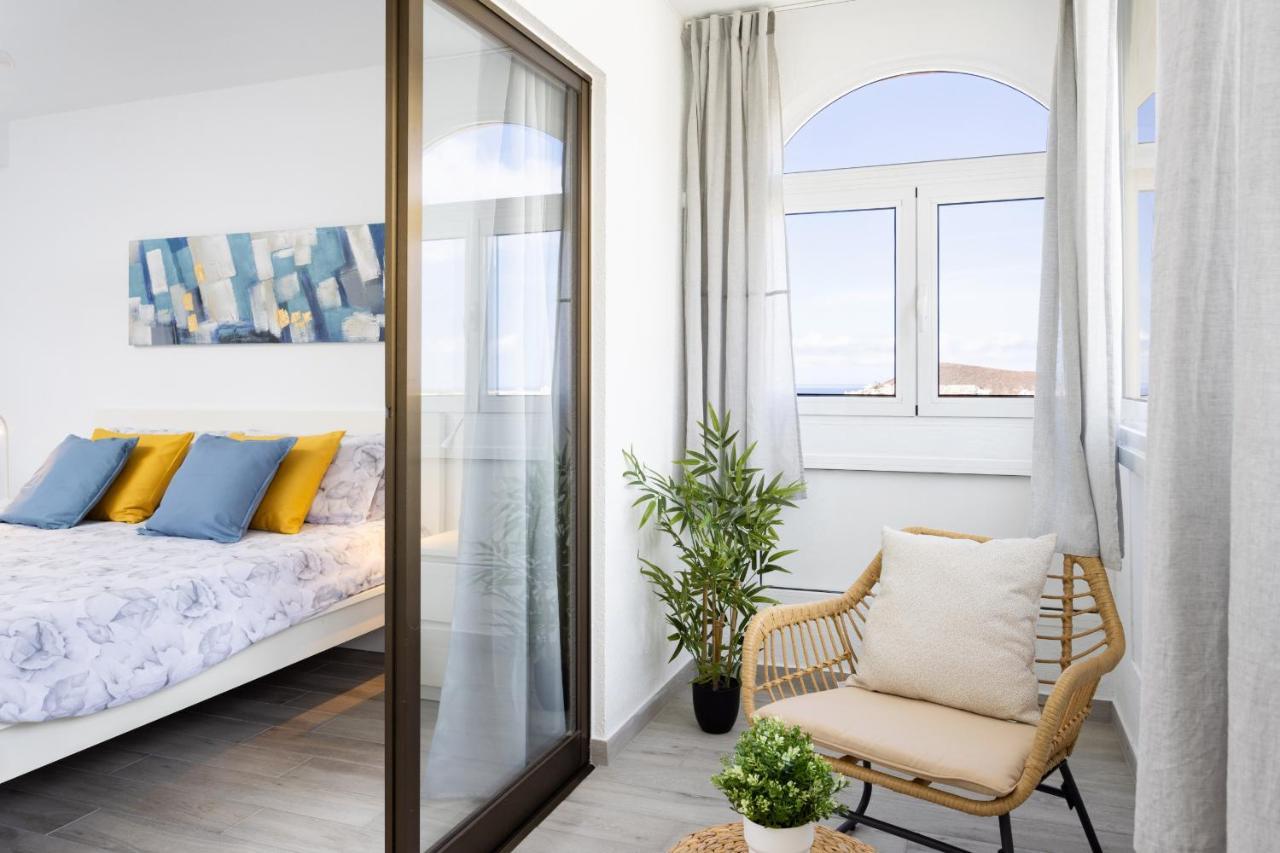 Castle Harbour Apartment Arona  Ngoại thất bức ảnh