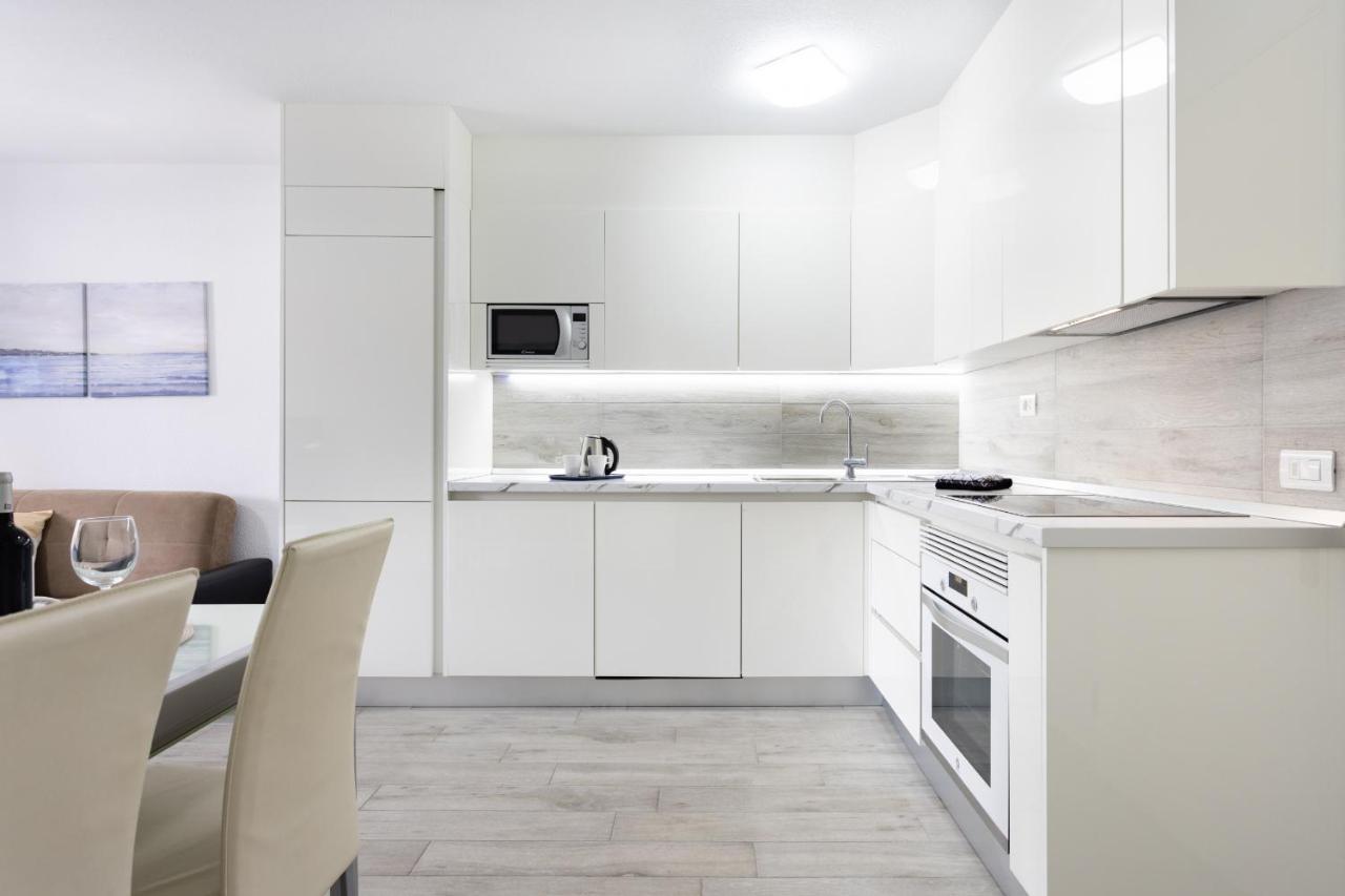 Castle Harbour Apartment Arona  Ngoại thất bức ảnh