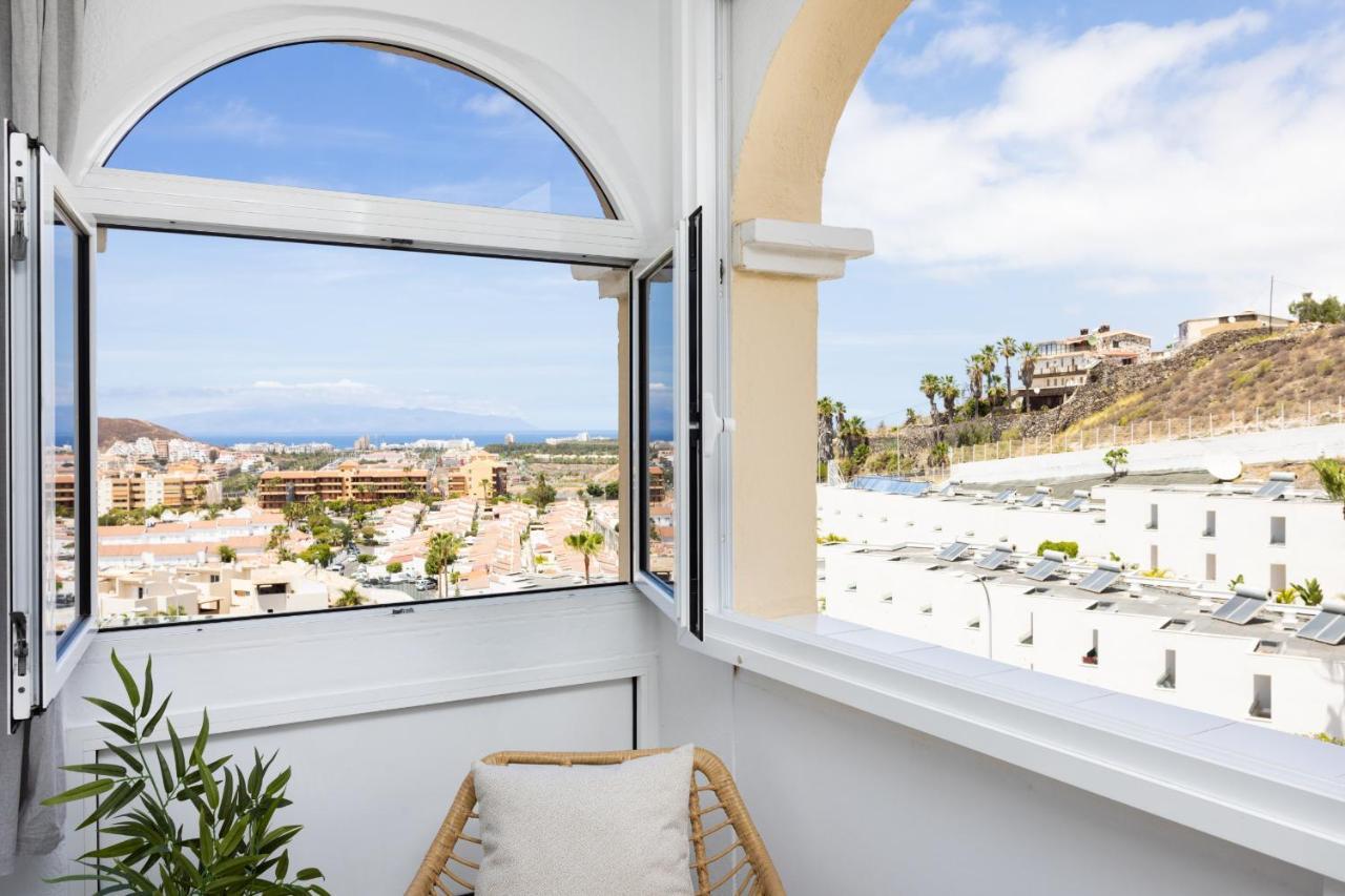 Castle Harbour Apartment Arona  Ngoại thất bức ảnh